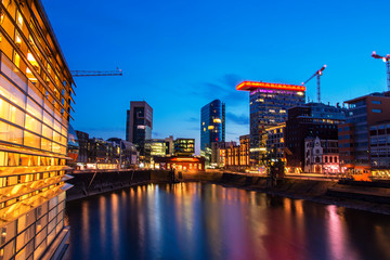 Fototapeta premium Panorama z Medienhafen Düsseldorf ,, wakacje ,, atrakcyjne, Ahmed Arnaoty - Zdjęcie stockowe