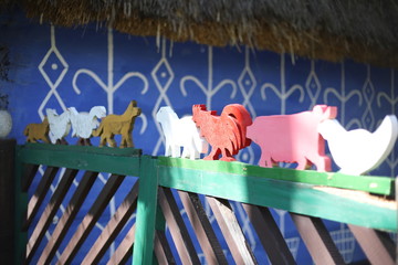 Drewniane kolorowe figurki zwierząt