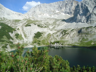 Bergsee Wasser klar Spiegelung Wiese Himmel Natur 2