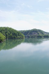 Obraz premium 湖のある山の風景