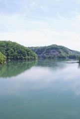 Fototapeta na wymiar 湖のある山の風景