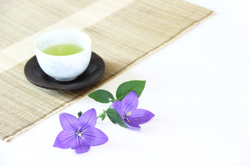Obraz na płótnie Canvas 緑茶とキキョウの花