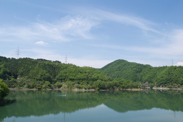 Fototapeta na wymiar 湖のある山の風景