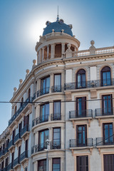 Fototapeta na wymiar Edificio con cúpula azul en Barcelona 