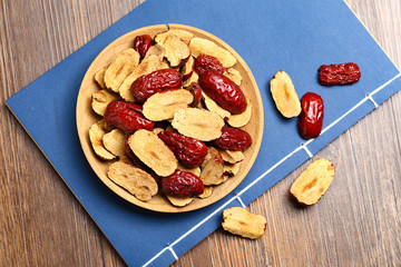 Red jujube slices in wooden plate