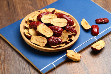 Red jujube slices in wooden plate