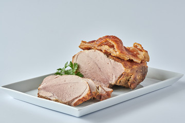 Deutscher Schweinebraten mit Kruste  auf weißem Hintergrund 