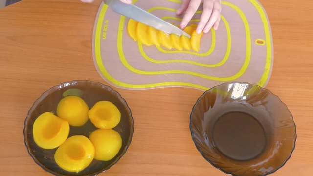 cut peach into slices. fast moving.