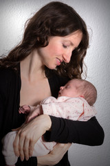 Glückliche Mutter mit neugeborenes Baby