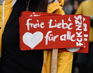 Schild auf einer Demo: Freie Liebe für alle