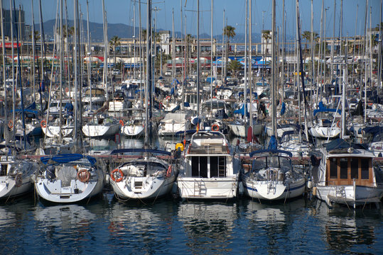 Embarcaciones amarradas en el puerto olímpico de Barcelona en el mar mediterraneo