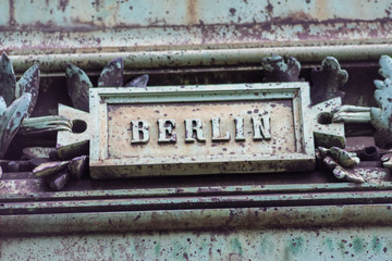 Schönes altes Hinweisschild Berlin mit Kupferpatina