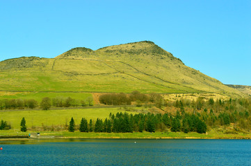Dovestone Reservoir in the spring sunshine