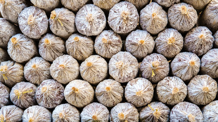Frontalansicht von gestapelten Salamis auf einem Markt