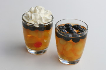 Götterspeise mit Obst