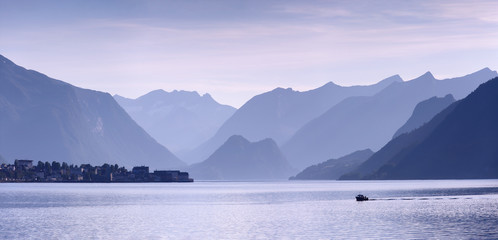 Herrliche Aussicht auf den norwegischen Fjord Romsdalfjord bei Andalsnes. Silberne Silhouetten. © yauheni_m