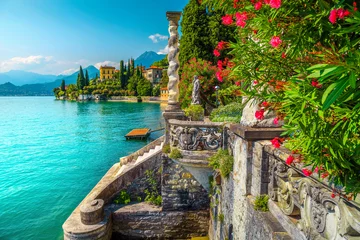 Papier Peint photo Lavable Bleu Lac de Côme avec villas de luxe et jardins spectaculaires, Varenna, Italie