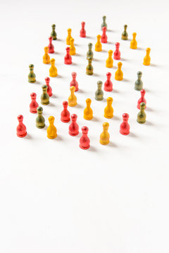 schematische Darstellung mit Holzfiguren:  eine gro&szlig;e Personengruppe unterschiedlicher Hautfarbe und unterschiedlichen Geschlechts, m/w/d