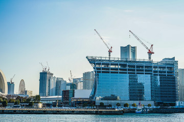 Fototapeta premium 建設クレーンと横浜みなとみらいの街並み