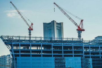 建設クレーンと横浜みなとみらいの街並み