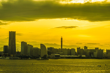 Fototapeta na wymiar 横浜スカイウォークから見える横浜みなとみらいの夕景