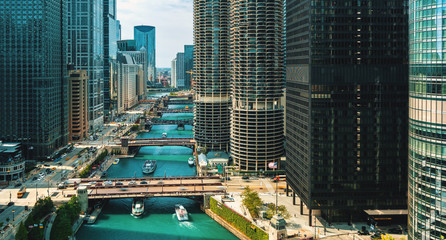 Fototapeta premium Rzeka Chicago z łodziami i ruchem ulicznym z góry rano