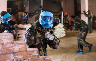 Player in blue mask is targeting in hostile