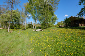 Obraz premium recreation camping area by the blue lake in sunny summer day