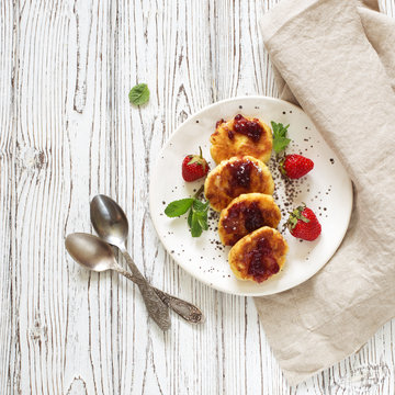 Cottage cheese pancakes and fresh strawberries