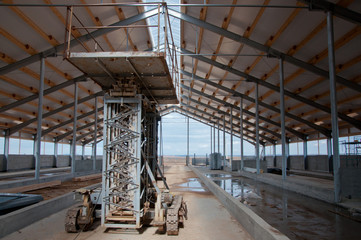 Electric lift on the base of goose tracks. Device for lifting materials.