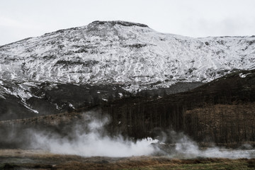 アイスランドの雪山と青空