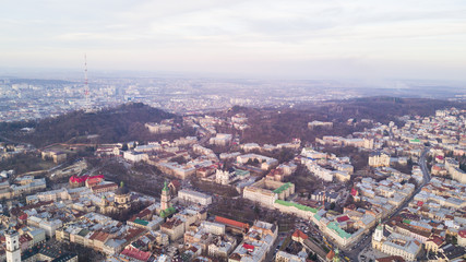 Fototapeta premium Odgórny widok od urzędu miasta na domach w Lviv, Ukraina. Stare miasto Lwów z góry.