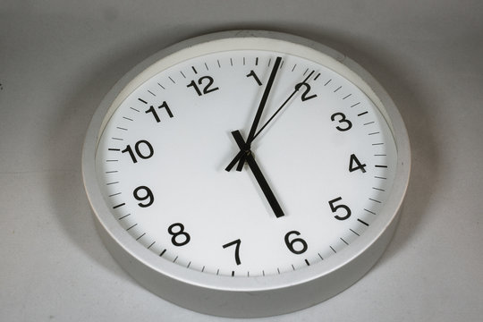 シンプルな時計のイメージ