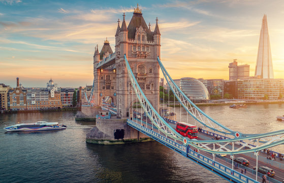 Tower Bridge im Sonnenuntergang mit einem roten Doppeldeckerbus