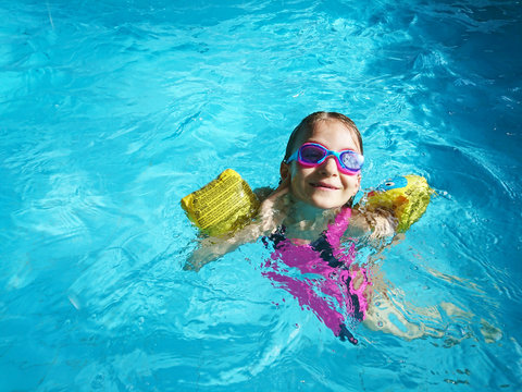 dziewczynka pływająca w basenie © photoidea