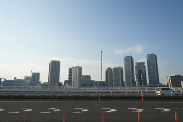 Obraz premium 横浜みなとみらいの街並みと道路