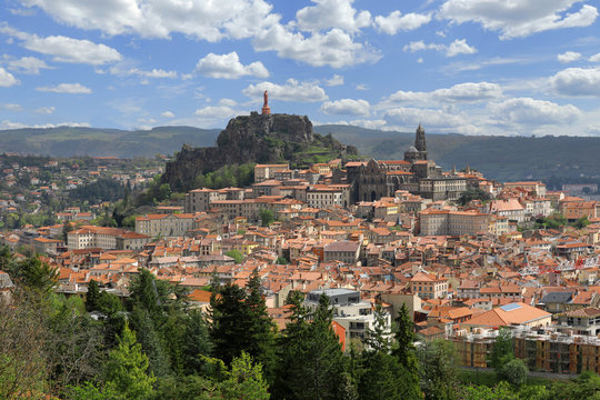 Vue sur la ville du Puy-en-Velay pr&eacute;fecture de la Haute-Loire