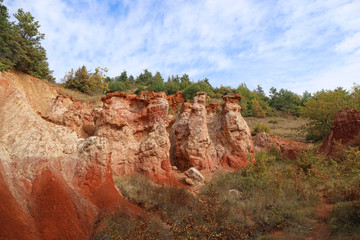 La vallée des Saints à Boudes prés d’Issoire. Surnommé le Colorado auvergnat ce site géologique est composé de magnifiques cheminées d’argile rouge. Puy-de-dôme, Auvergne, France © sablin