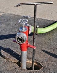 Wasserrohrim Hydrant in der Sonne