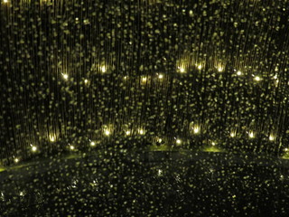 Fototapeta na wymiar Regentropfen am Fenster mit Lichtern im Hintergrund