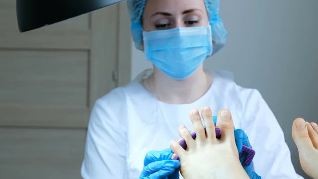 Master pedicure inserts between the toes fingers separator