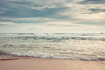 Sea Beach Surf Wellen Landschaft bei Sonnenuntergang mit dramatischen Sonnenuntergang Himmel Vintage-Stil beige Farben © splendens