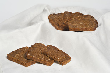 Several pieces of rye bread on white napkin