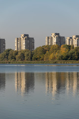 Obraz premium display of houses in the water. autumn sunset. lake in the park.