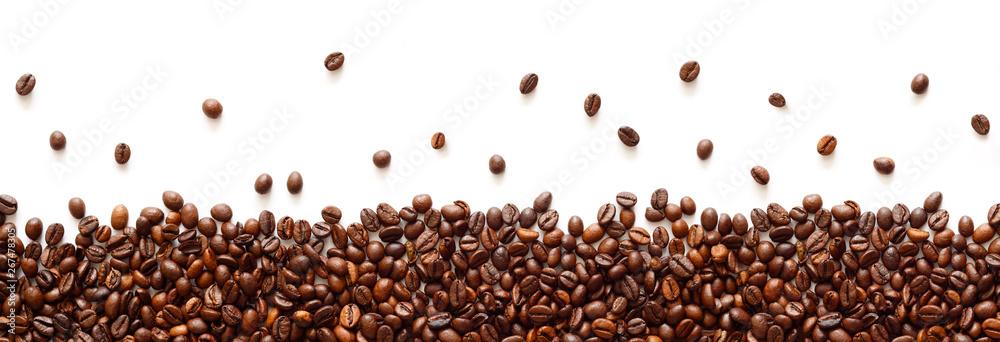 Poster panoramic coffee beans border isolated on white background with copy space