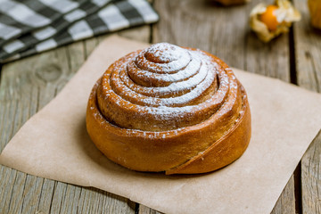 cinnamon bun with powdered sugar