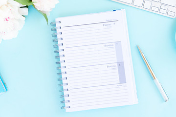 Naklejka premium Flat lay home office workspace on blue