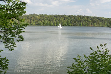 Krajobraz mazurski z żaglówka. Ryn. Polska - Mazury - Warmia.  © Rafa