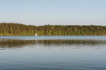 Krajobraz mazurski z żaglówką