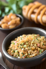 Chilenisches Cochayuyo Seetang (lat. Durvillaea antarctica) Pebre Salsa aus Cochayuyo, Tomate, scharfe Aji Paprika, Zwiebel, Knoblauch und Petersilie, fotografiert mit natürlichem Licht (Selektiver Fo